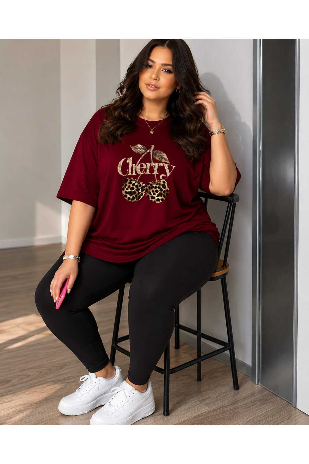 Büyük Beden Kadın Oversize Cherry Baskılı Basic Tişört Leopar Desenli Bisiklet Yaka Kısa Kollu Rahat Günlük Tişört Bordo - الصورة 2